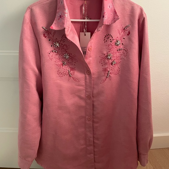 NWT Loveshack O/S Pink Swade Button Down Top with flower details. 💕 - Picture 6 of 6